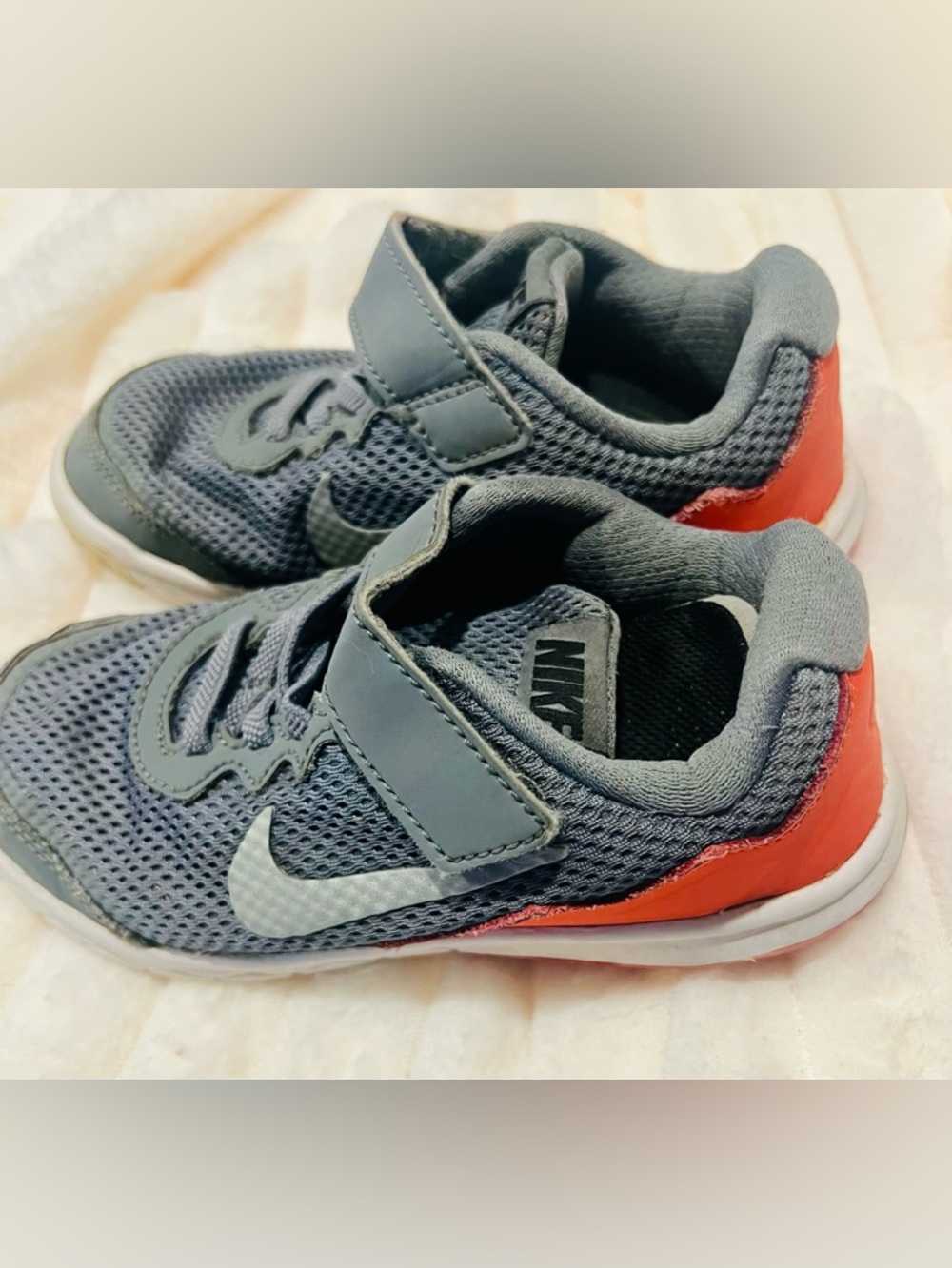 Nike Toddler Boys Sneakers Size 11C Grey Red Velcro Athletic - Picture 2 of 7